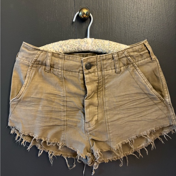 Free people button fly khaki color shorts size 6 - Picture 1 of 3